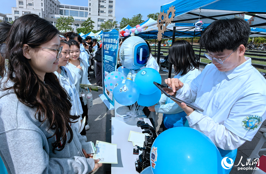 学生们在趣味互动中“解锁”保护地球小技巧。人民网记者 宋芳鑫摄
