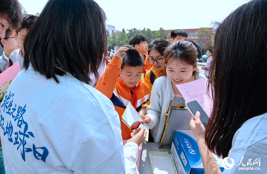 学生们在趣味互动中“解锁”保护地球小技巧。人民网记者 宋芳鑫摄