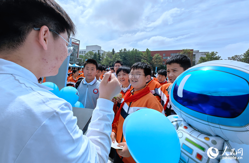 学生们在趣味互动中“解锁”保护地球小技巧。人民网记者 宋芳鑫摄