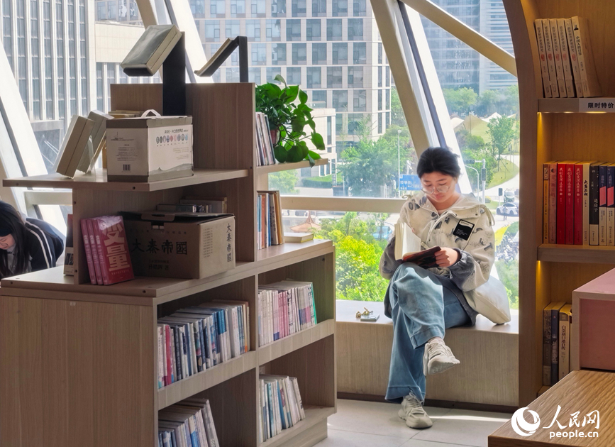 市民在图书馆读书。人民网记者 王佩摄