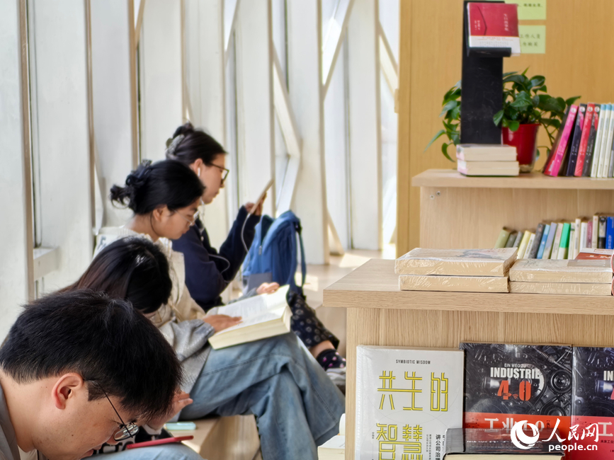 市民在图书馆读书。人民网记者 王佩摄