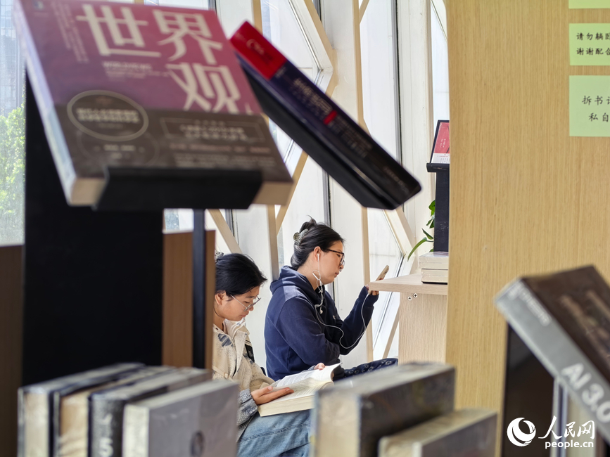 市民在图书馆读书。人民网记者 王佩摄