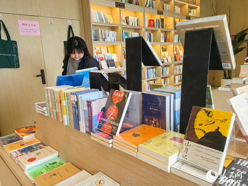 市民在图书馆读书。人民网记者 王佩摄