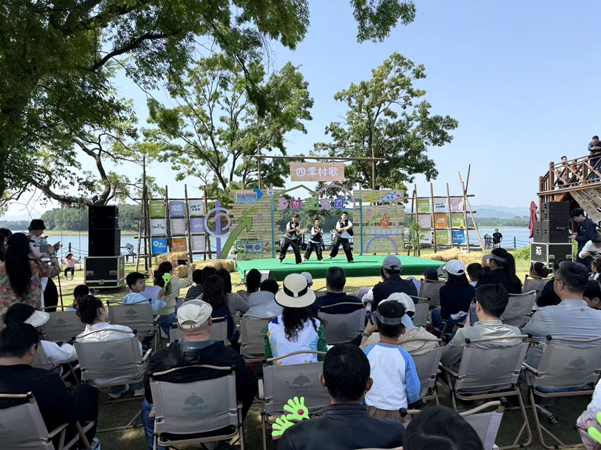 茶乡欢歌庆圆满。浉河区委宣传部供图