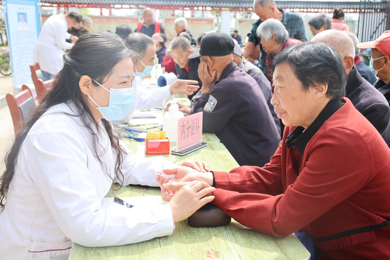 南阳市张仲景医院医生正在为群众诊治。张新军摄