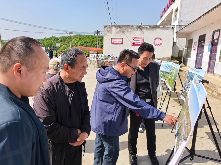 王万岭村村民在参观摄影展。周彦波摄