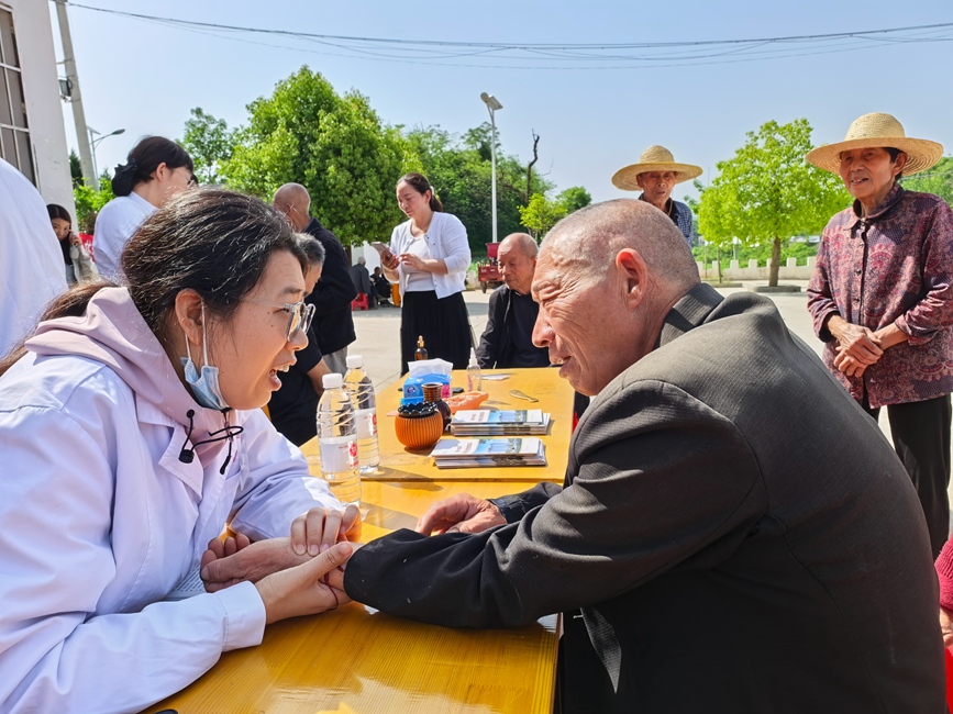 南阳市中医院医生在给村民义诊。周彦波摄