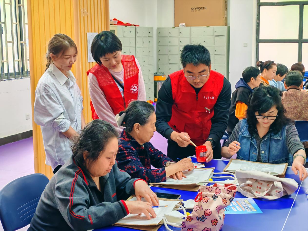 志願者現場指導.鄭東新區社會工作部供圖