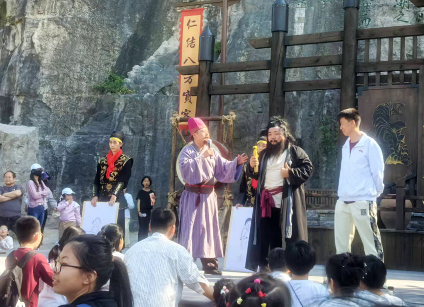 图为梁山景区擂台互动节目。开封市委宣传部供图