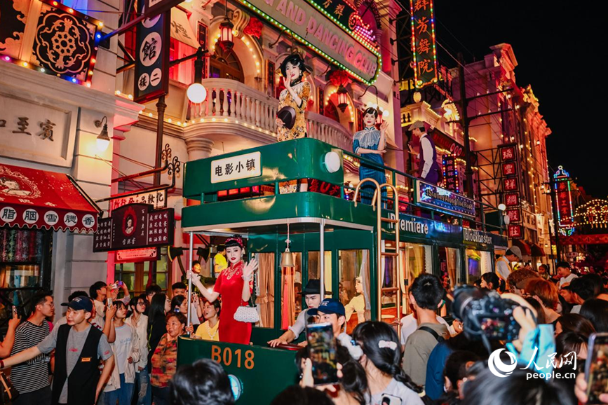 郑州电影小镇内，夜游剧《一路有戏》让整座小镇变身实景片场。人民网记者 辛静摄