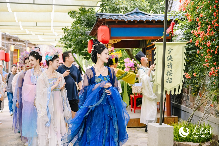 郑州电影小镇内，身着古装的演员们衣袂飘飘，为游客带来沉浸式文化体验。人民网记者 辛静摄
