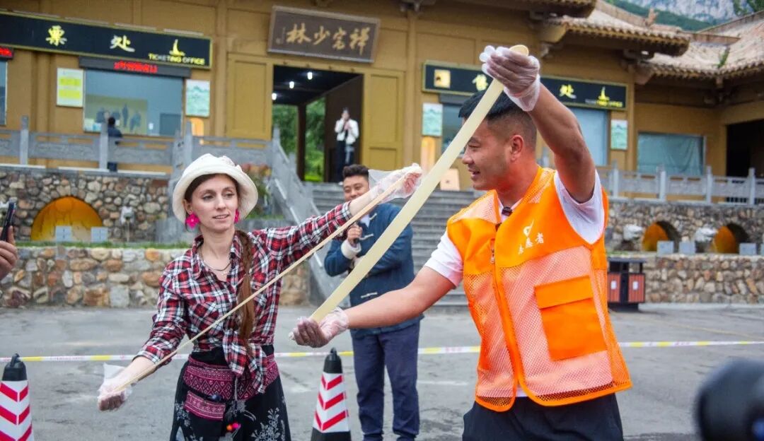 體驗功夫燴面。登封市委宣傳部供圖