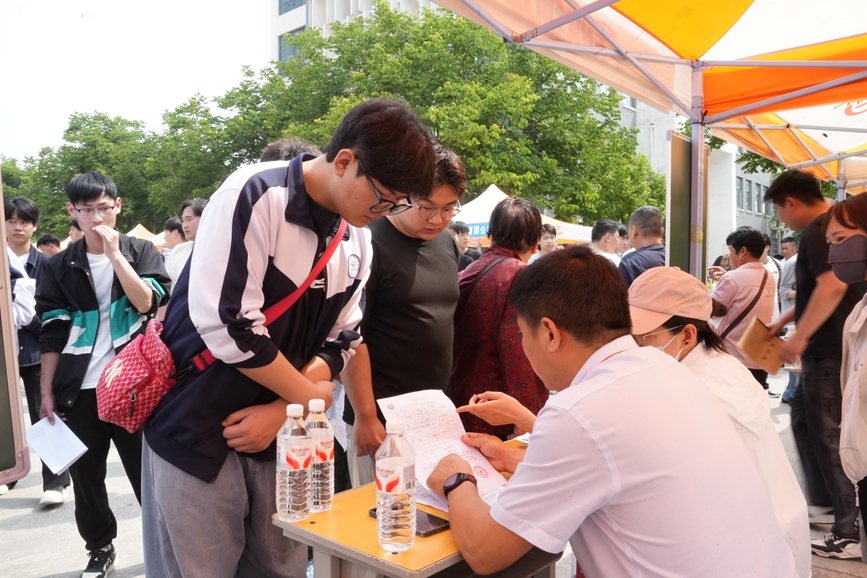 郑州铁路技师学院2026年供需见面会开幕。郑州铁路技师学院供图