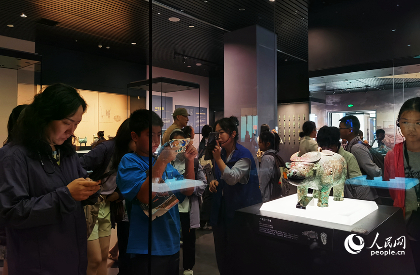 游客在展厅参观。人民网记者 肖懿木摄