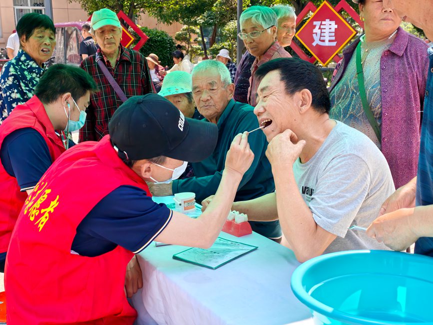 5月27日在開西社區開展益起集市口腔保護活動。常曉燁