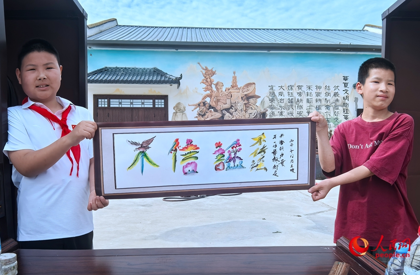 “不信谣”跃上了花鸟画。人民网记者 王佩摄