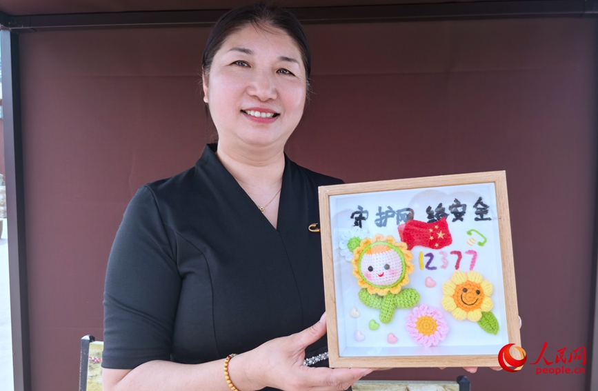 辨谣识谣、守护网络安全的宣传融入到手工作品中。人民网记者 王佩摄
