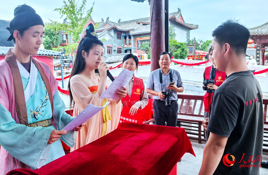 一景区内，工作人员设置了有关网络安全的知识问答，一名游客在参与。人民网记者 王佩摄