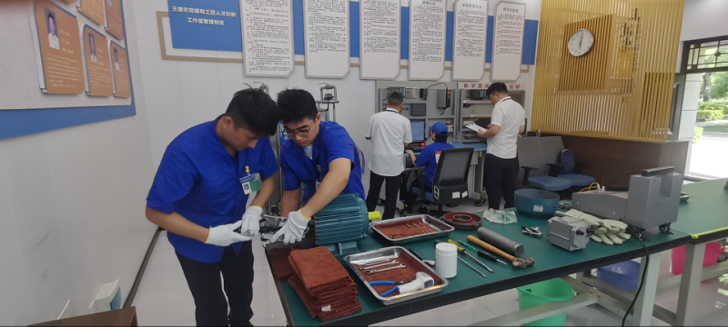 技能比武现场，参赛选手正在进行电机检修实操比拼，以精湛技艺展现工匠精神。张百根摄