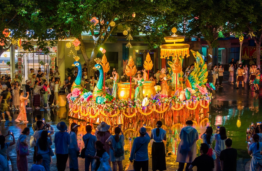 郑州方特旅游度假区内，孔雀花车巡游。张悦摄