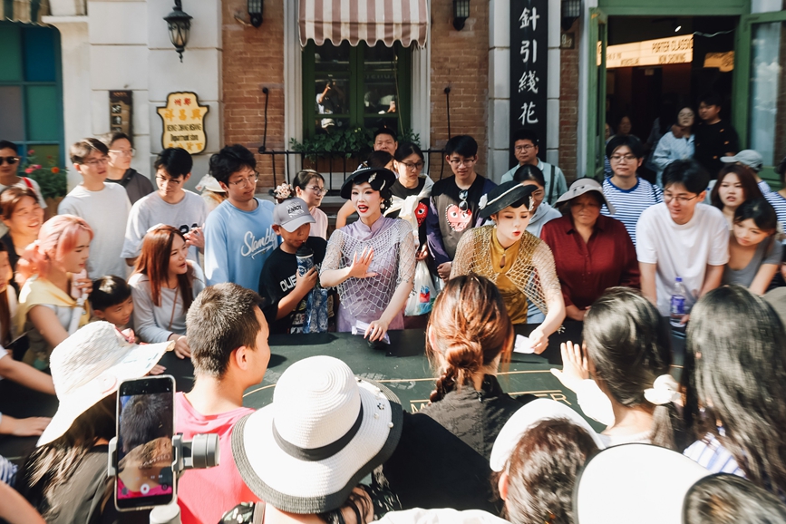 郑州电影小镇内，游客与演员互动。  石财佳摄