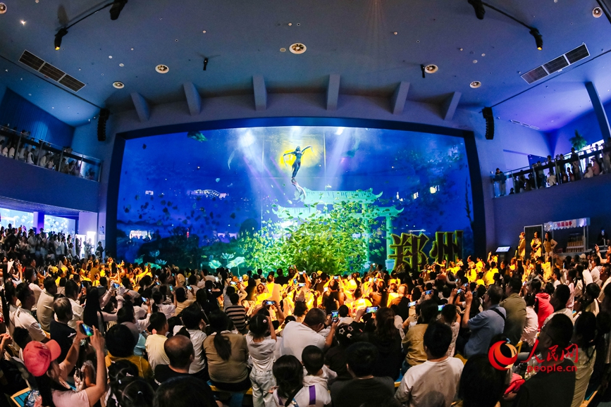 郑州海昌海洋公园里，”鱼绮丽秀“表演。人民网记者 辛静摄