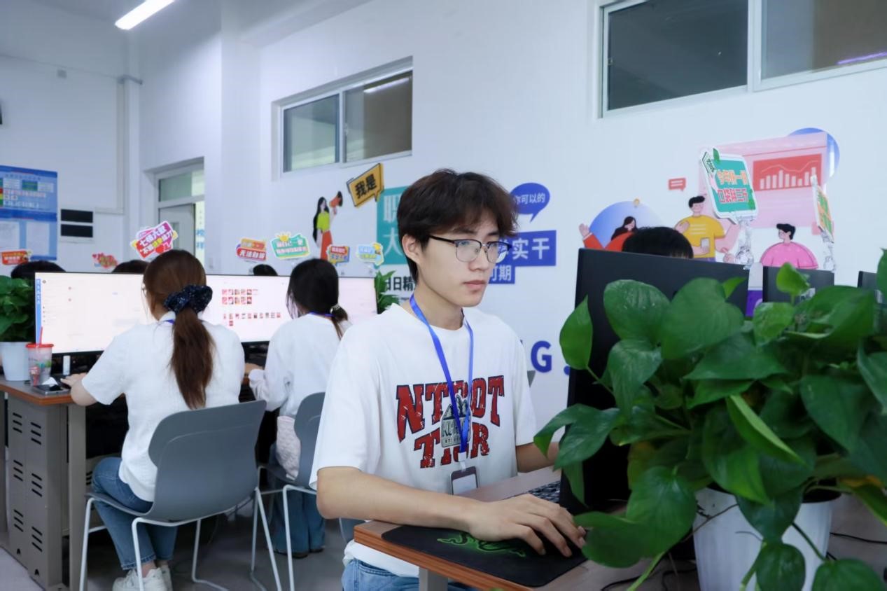 迪卡侬项目运营中心,数字经济学院的学生正参与项目实战。张钧垚摄