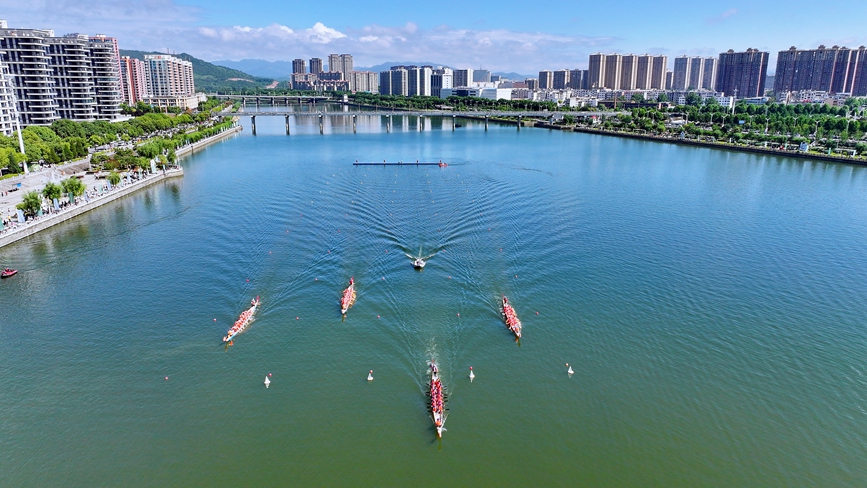 6月19日，河南省第十四屆中華軒轅龍舟大賽（淅川站）在南陽市淅川縣鸛河城區段正式開賽。盧晉滎攝