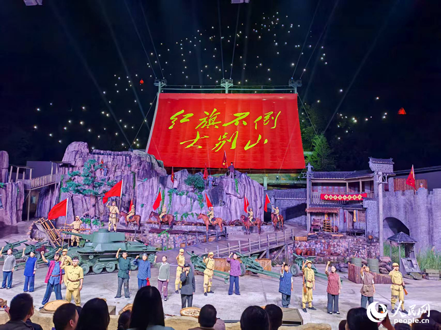《红旗不倒大别山》实景演出现场。人民网记者 王佩摄