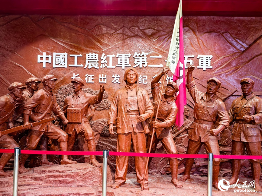 红二十五军军部何氏祠旧址红军将士群像。人民网记者 王佩摄