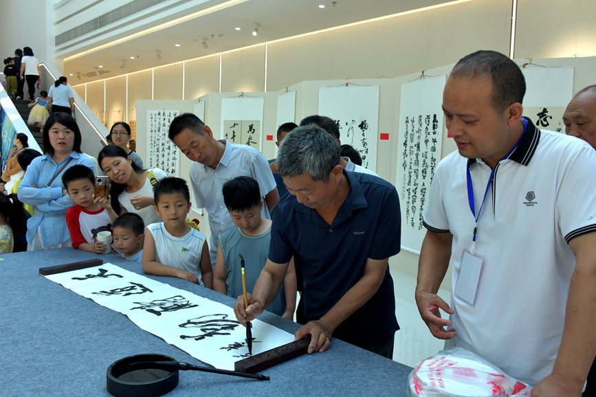 現場書法創作。趙明辰攝