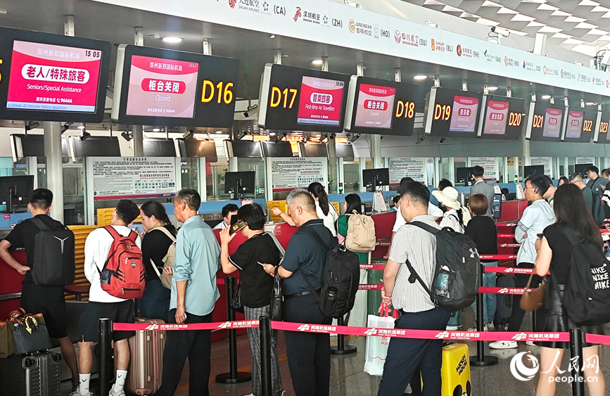 办理登记手续。人民网记者 王玉兴摄