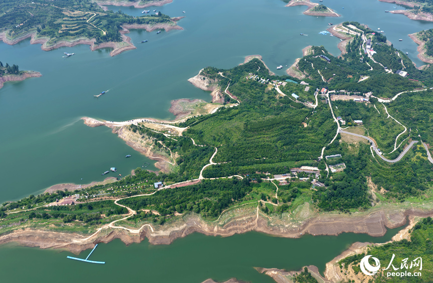 黄河古都一号旅游公路小浪底库区黄鹿山段。人民网记者 王玉兴摄
