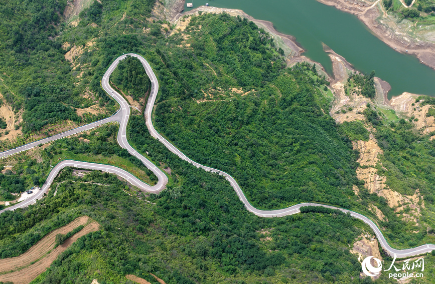 黄河古都一号旅游公路小浪底库区段。人民网记者 王玉兴摄