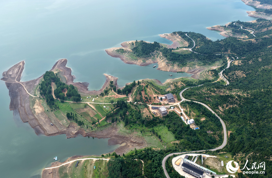 黄河古都一号旅游公路小浪底库区鹰嘴岩段。人民网记者 王玉兴摄