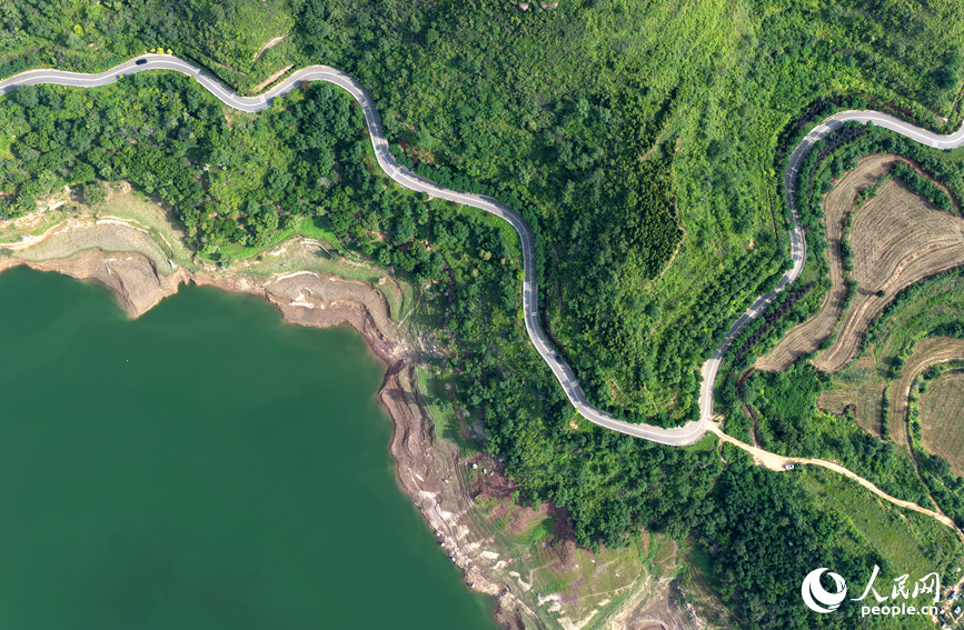 黄河古都一号旅游公路小浪底库区段。人民网记者 王玉兴摄