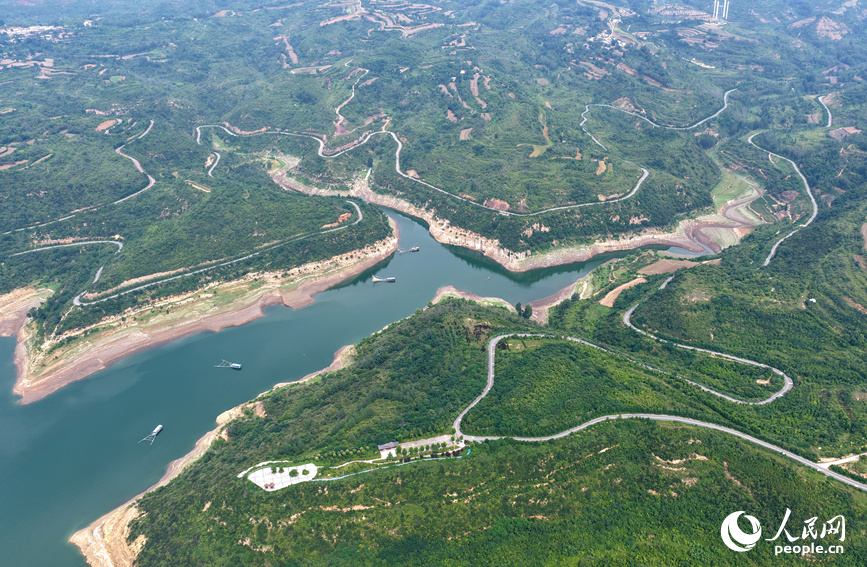 黄河古都一号旅游公路小浪底库区段。人民网记者 王玉兴摄