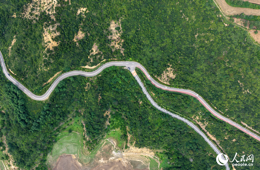 黄河古都一号旅游公路小浪底库区段。人民网记者 王玉兴摄