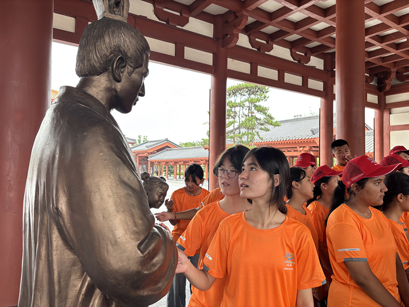 6月30日,在医圣祠大殿瞻仰先贤 。河南省科学技术协会供图
