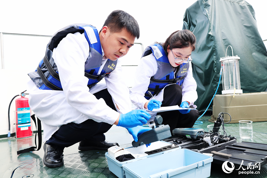 南水北调渠首生态环境监测应急中心工作人员监测丹江口水库水质情况。人民网记者 程明辉摄
