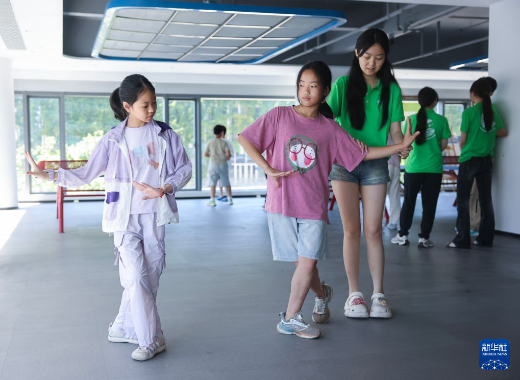 大学生志愿者助力开启小候鸟快乐暑期班