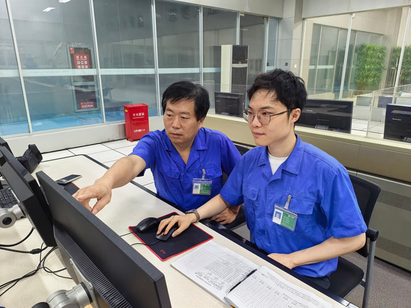 智能改造技术团队成员正在研究联控核心技术。黄阳广摄