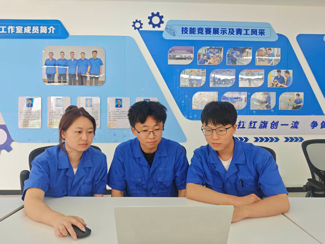 青年技术团队在复盘研讨。齐高航摄