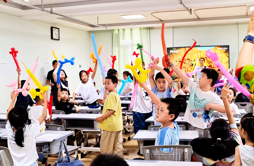 孩子们在托管班学会做造型气球。郑州大学第三附属医院工会供图