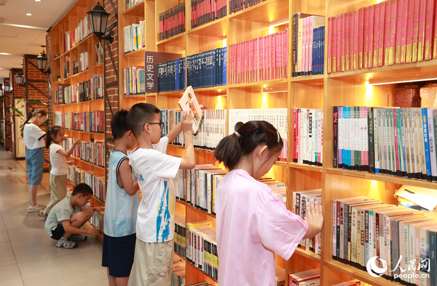 中国一拖职工子弟当上了小小图书管理员。人民网记者 于思远摄