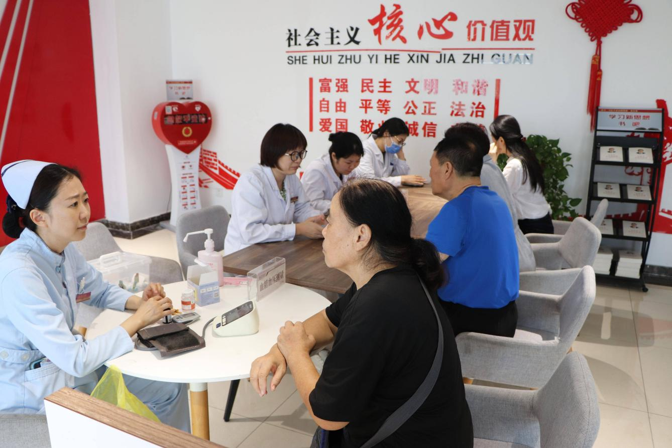 义诊活动现场。郑东新区宣传部供图