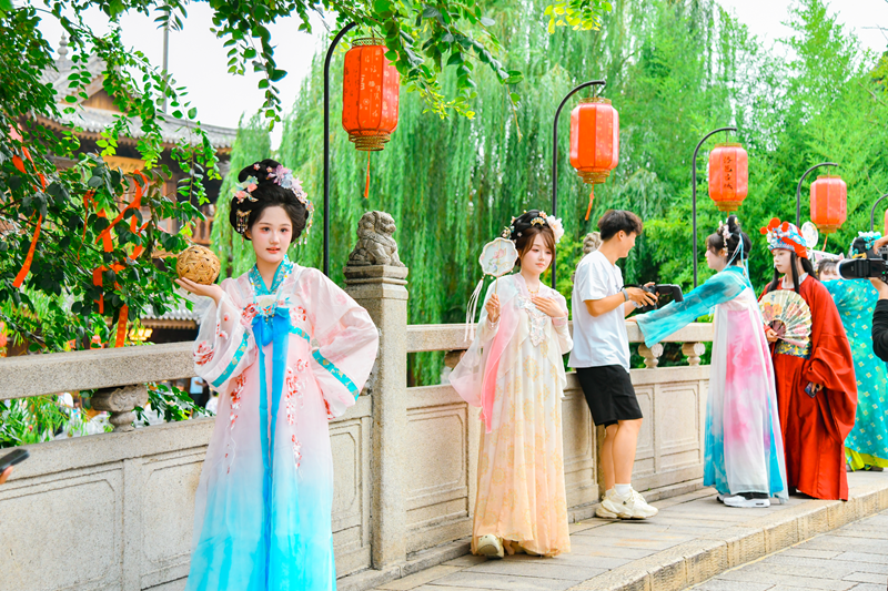 游客拍照留念。洛阳市老城区委宣传部供图