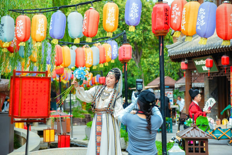 游客拍照留念。洛阳市老城区委宣传部供图