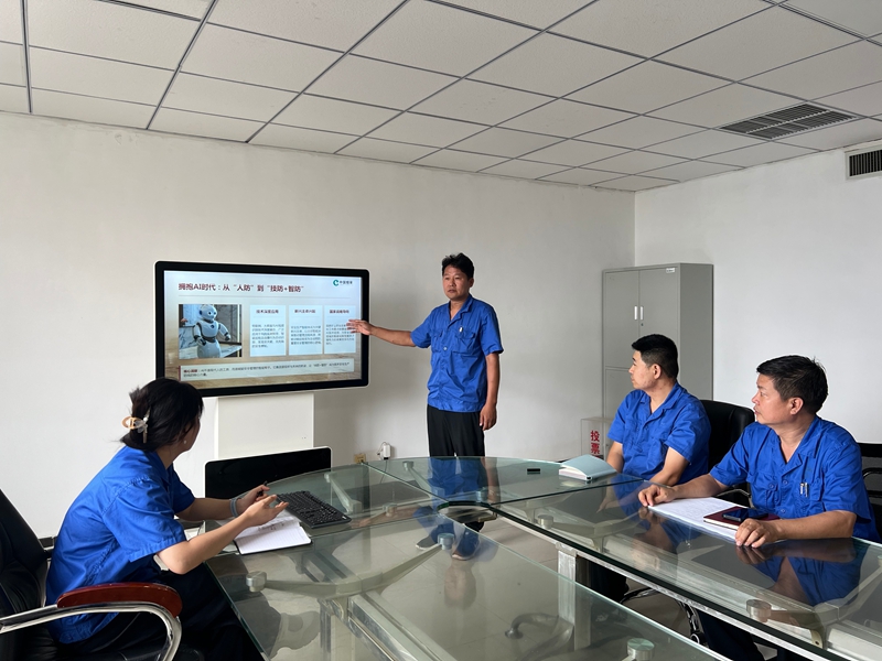 车间注册安全工程师定期轮值授课。刘守博摄
