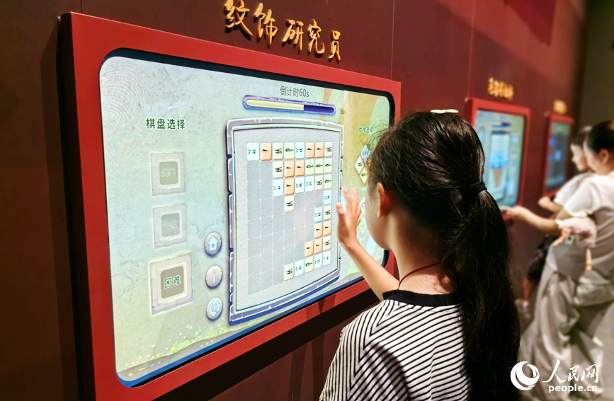 游客驻足体验。人民网记者 王佩摄